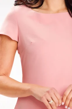 Asymetryczna sukienka mini z krótkim rękawem - pudrowa