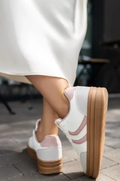 Białe niskie trampki Leila - różowo-białe