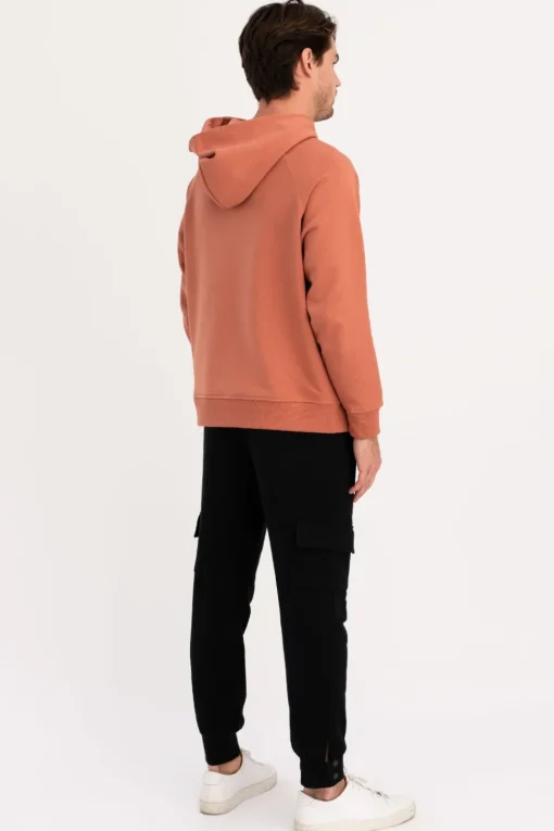 Bluza męska z kapturem i kieszenią kangurek - ceglasta