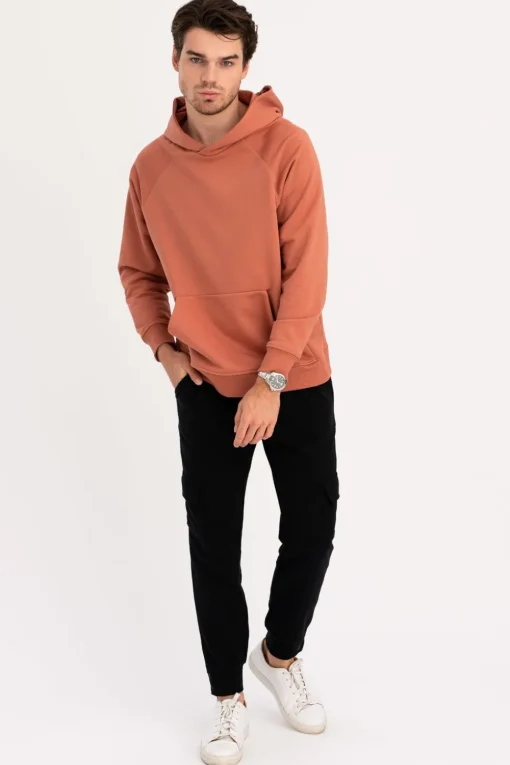 Bluza męska z kapturem i kieszenią kangurek - ceglasta