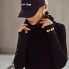 Czapka z daszkiem i haftem "good vibes" - czarna
