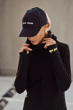 Czapka z daszkiem i haftem "good vibes" - czarna
