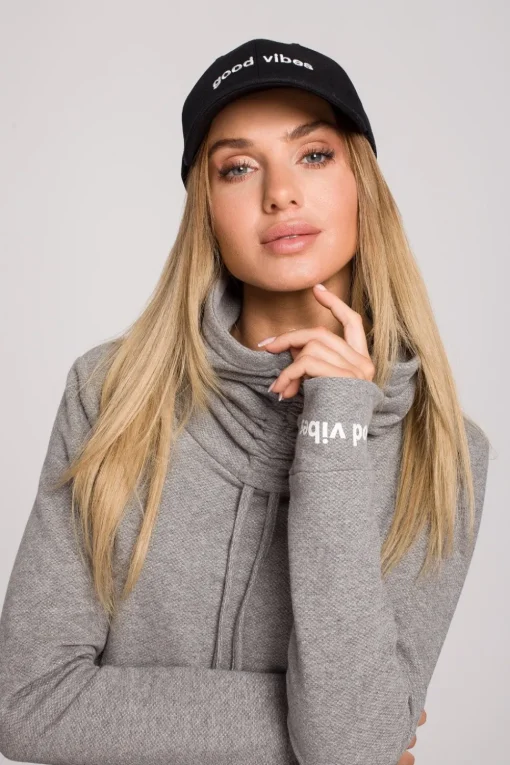 Czapka z daszkiem i haftem "good vibes" - czarna