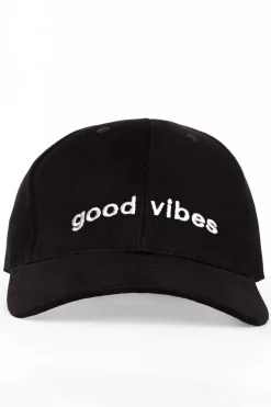 Czapka z daszkiem i haftem "good vibes" - czarna