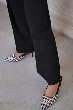 Czółenka slingback na cienkim obcasie Amanda - czarno-białe