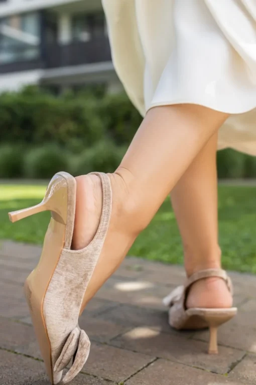 Czółenka slingback na cienkim obcasie Zara - beżowe