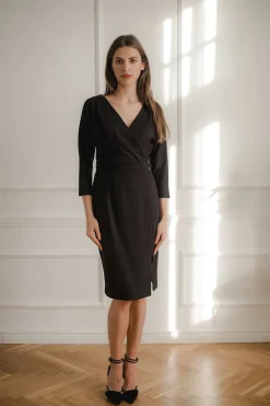 Dopasowana sukienka midi z rękawami kimono 3/4 - czarna