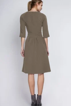 Dopasowana w talii sukienka damska - khaki