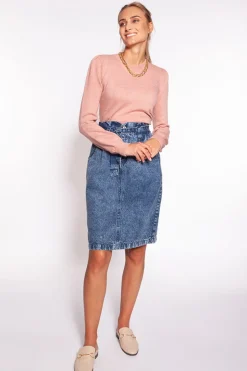 Dopasowany sweter z bufkami na ramionach - różowy