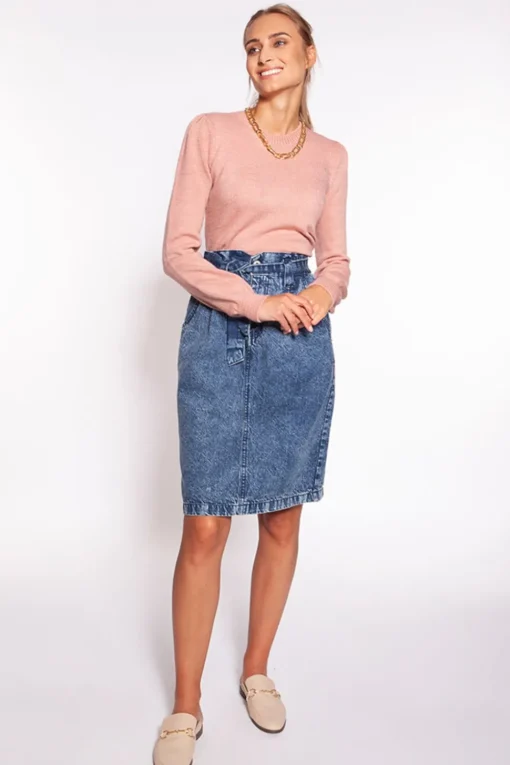 Dopasowany sweter z bufkami na ramionach - różowy