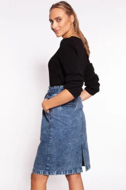 Dopasowany sweter z bufkami na ramionach - czarny