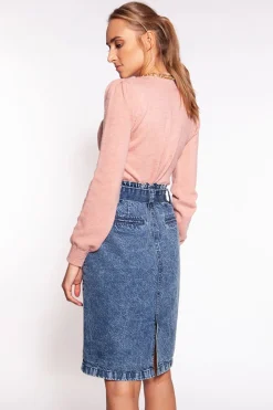 Dopasowany sweter z bufkami na ramionach - różowy