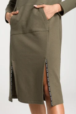 Dresowa sukienka midi z kołnierzem - khaki