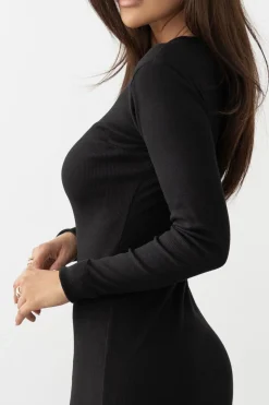 Elastyczna sukienka z rozcięciem - czarna