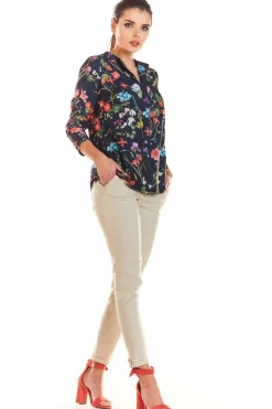 Elegancka bluzka damska w kwiaty - granatowa