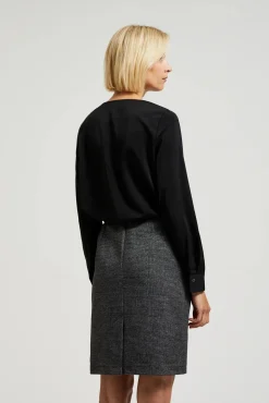 Elegancka bluzka z dekoltem w serek i guzikami - czarna