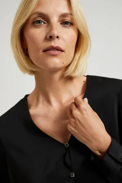 Elegancka bluzka z dekoltem w serek i guzikami - czarna
