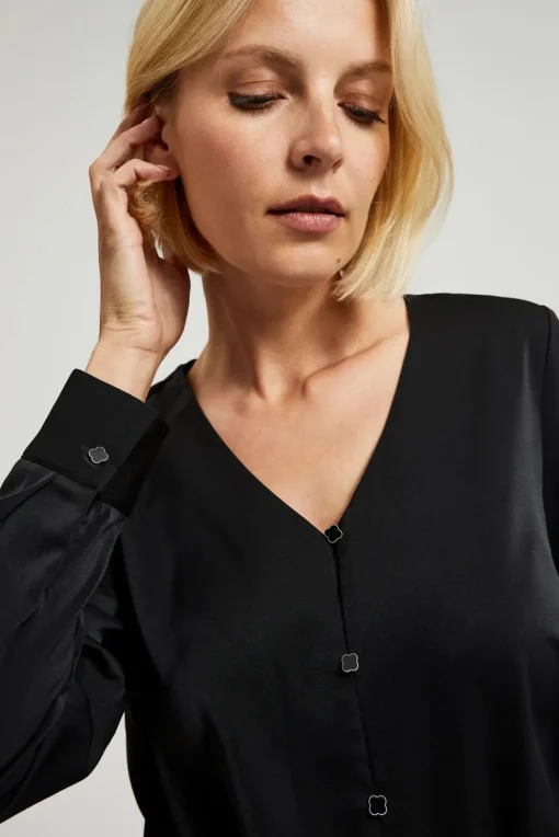 Elegancka bluzka z dekoltem w serek i guzikami - czarna