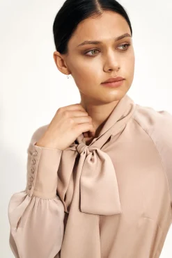 Elegancka bluzka z szarfą w dekolcie - beżowa