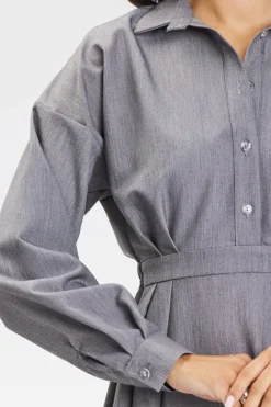 Elegancka koszulowa sukienka rozkloszowana – szara