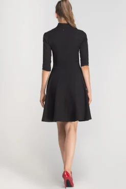Elegancka rozkloszowana sukienka z dekoltem - czarna