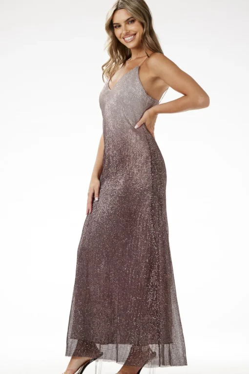 Elegancka sukienka cekinowa maxi na ramiączkach - brązowa