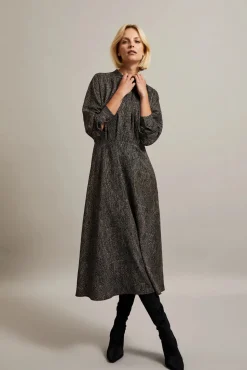 Elegancka sukienka midi w drobne kropki - czarna