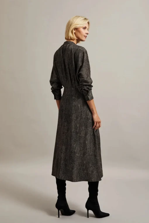 Elegancka sukienka midi w drobne kropki - czarna