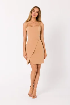 Elegancka sukienka mini na ramiączkach - karmelowa