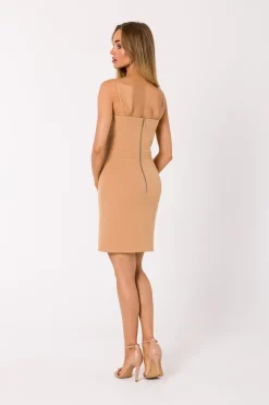 Elegancka sukienka mini na ramiączkach - karmelowa