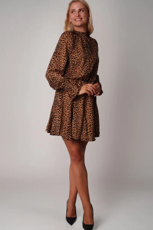 Elegancka sukienka mini w panterkę - kamelowa