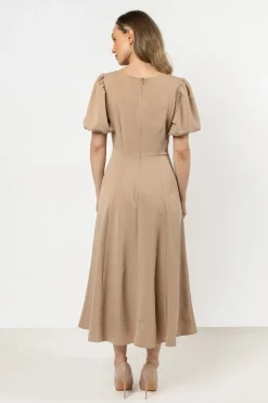 Elegancka sukienka rozkloszowana - beżowa