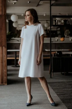 Elegancka sukienka trapezowa - biała