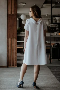 Elegancka sukienka trapezowa - biała
