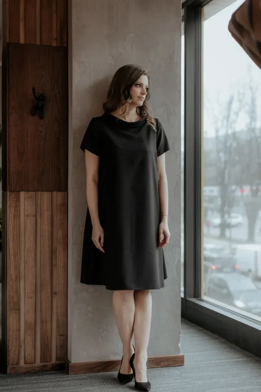 Elegancka sukienka trapezowa - czarna