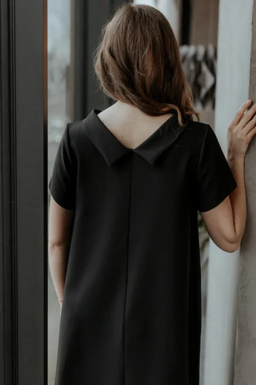 Elegancka sukienka trapezowa - czarna