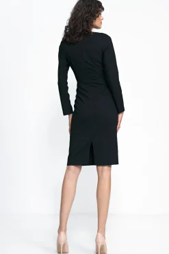 Elegancka sukienka z zakładkami w dekolcie - czarna