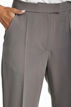 Eleganckie spodnie cygaretki z kantem - brązowe