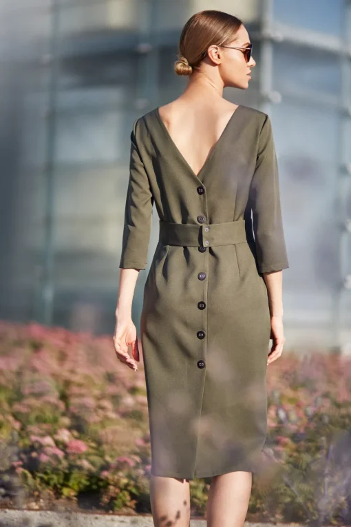 Gładka sukienka ołówkowa z paskiem - khaki OUTLET