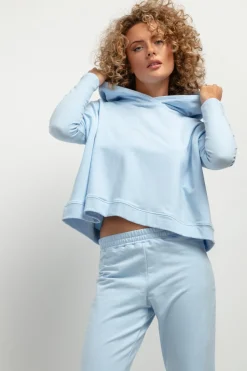 Krótka bluza damska z kapturem - jasnoniebieska