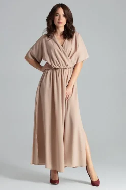 Lekko rozkloszowana sukienka kimono - beżowa