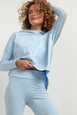 Luźna bluza damska o obszernym kroju - jasnoniebieska