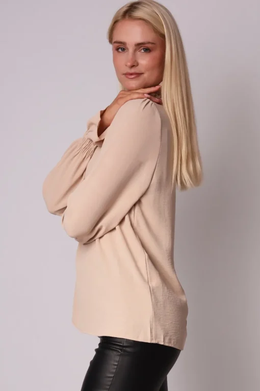 Luźna bluzka z elastyczną stójką - beżowa