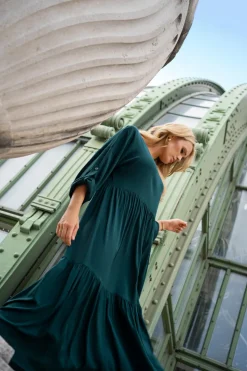 Luźna sukienka maxi z falbaną – butelkowa zieleń
