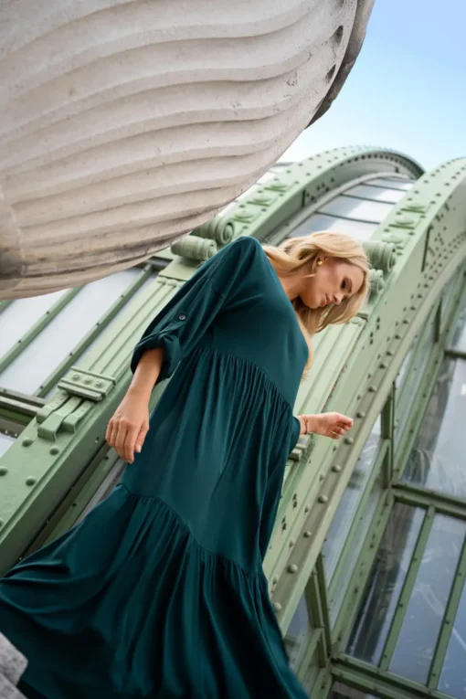 Luźna sukienka maxi z falbaną – butelkowa zieleń