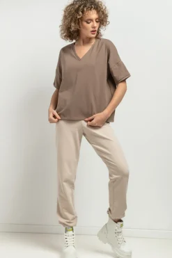 Luźny t-shirt z dekoltem V - cappuccino