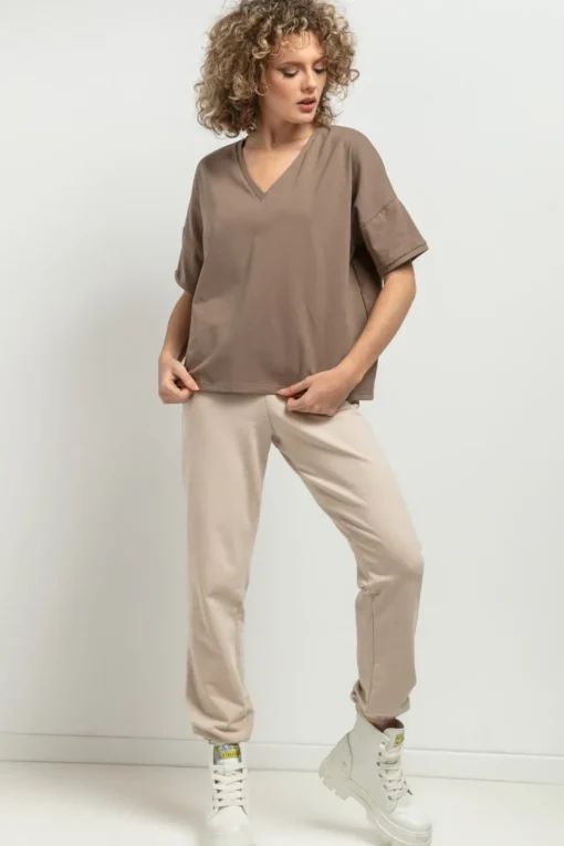 Luźny t-shirt z dekoltem V - cappuccino
