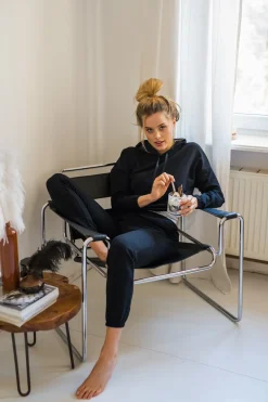 Spodnie typu joggers z logowaną gumą - czarne