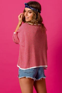 Stylowy sweter w paseczki - czerwony
