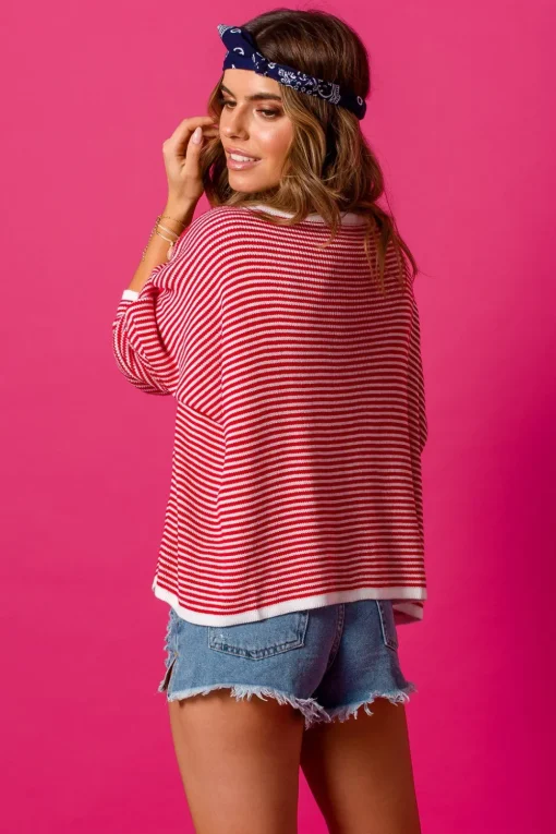 Stylowy sweter w paseczki - czerwony